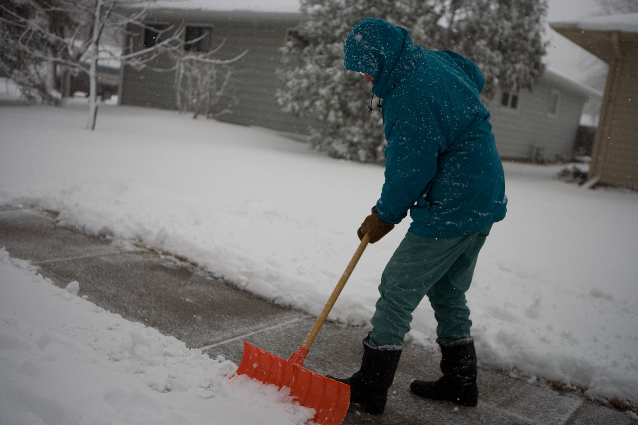 Tenants or homeowners are responsible for shoveling snow within 48 hours of the last snowfall. | Andrea Booher, FEMA Photo Library [Public domain], via Wikimedia Commons